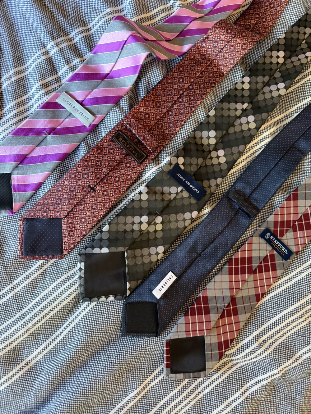 5 mens ties. Jos A Banks, Stafford, John ashford, Geoffrey Beene, calibrate
